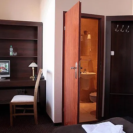 Hotell A' Propos Hotel, Restauracja, Club 3*