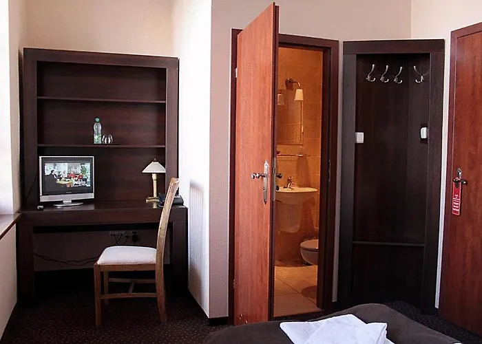 Hotel A' Propos Hotel, Restauracja, Club 3*